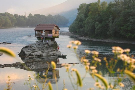 Rumah Ikonik Serbia di Sungai